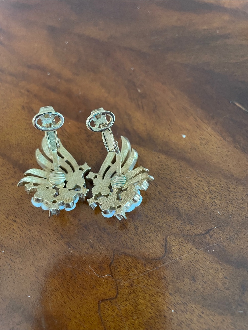 TRIFARI Vintage Gold-Colored Flower Cluster Clip-On Earrings Stamped Gorgeous - Picture 8 of 11